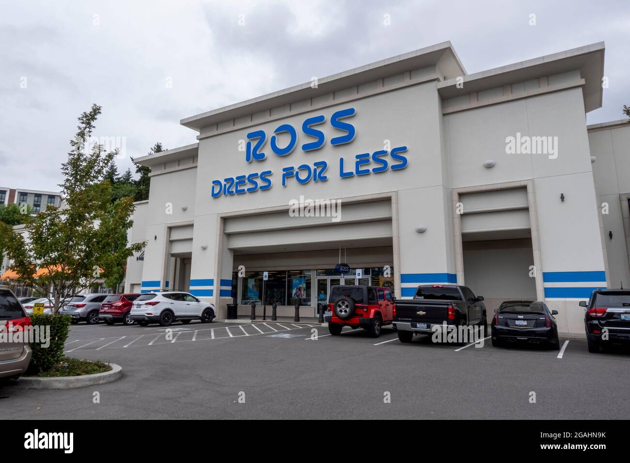 Kirkland, WA USA - circa Julio 2021: Vista en ángulo del exterior de un  vestido de Ross para menos tienda de ropa en un día nublado Fotografía de  stock - Alamy