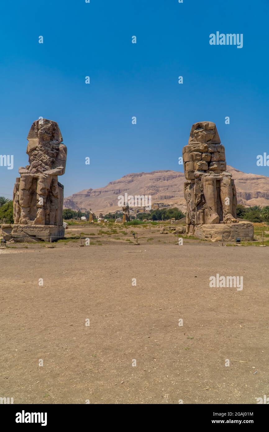 Vista vertical de las estatuas Colossi de Memnon en la entrada de Luxor, Egipto Foto de stock