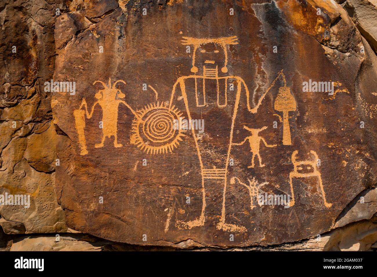 Espectacular panel de figuras humanas estilizadas en McKee Spring Petroglyph Site, Dinosaur National Monument, Utah, Estados Unidos Foto de stock