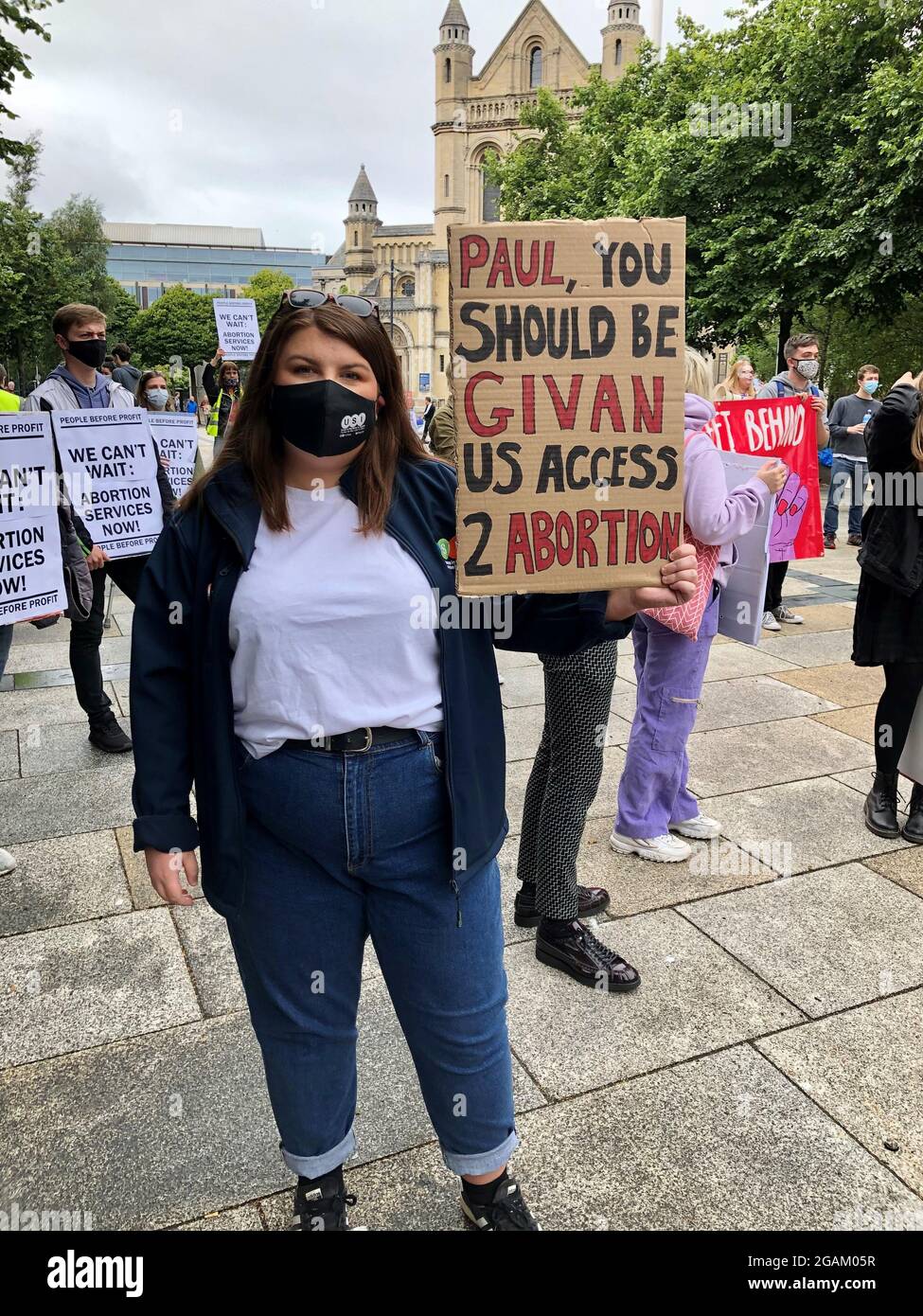 La gente sostiene pancartas y pancartas mientras participan en un rally  pro-choice en la plaza del escritor de Belfast. Los activistas pro-elección  y anti-aborto han sostenido protestas separadas en Belfast en medio