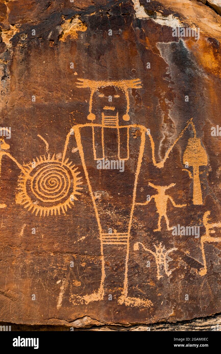 Espectacular panel de figuras humanas estilizadas en McKee Spring Petroglyph Site, Dinosaur National Monument, Utah, Estados Unidos Foto de stock