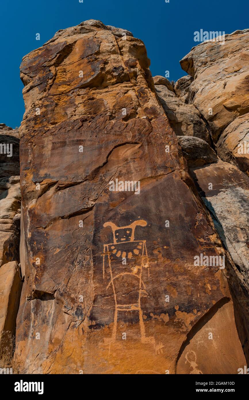 Espectacular panel de figuras humanas estilizadas en McKee Spring Petroglyph Site, Dinosaur National Monument, Utah, Estados Unidos Foto de stock