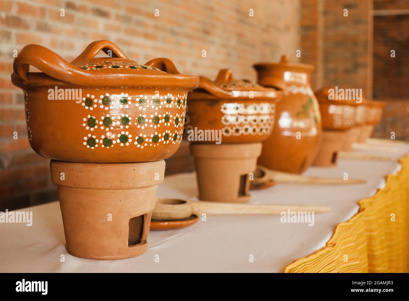 Ollas de barro mexicano fotografías e imágenes de alta resolución - Alamy