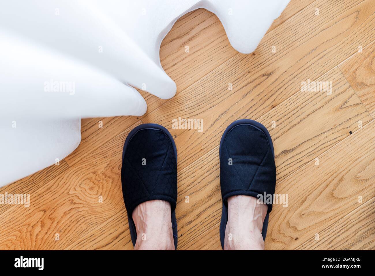 Concepto de limpieza de la casa. Primer plano de una mopa y pies femeninos  en las zapatillas de la casa. Espacio para texto Fotografía de stock - Alamy