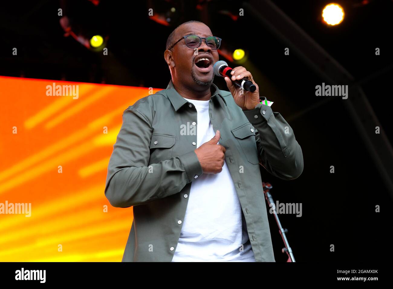 Lullworth, Reino Unido. 30th de julio de 2021. Grammy nominada al cantante británico de alma jamaicana Dennis Seaton, cantante principal de la banda pop británica Musical Youth actúa en directo durante el festival Camp Bestival en Lulworth. Crédito: SOPA Images Limited/Alamy Live News Foto de stock