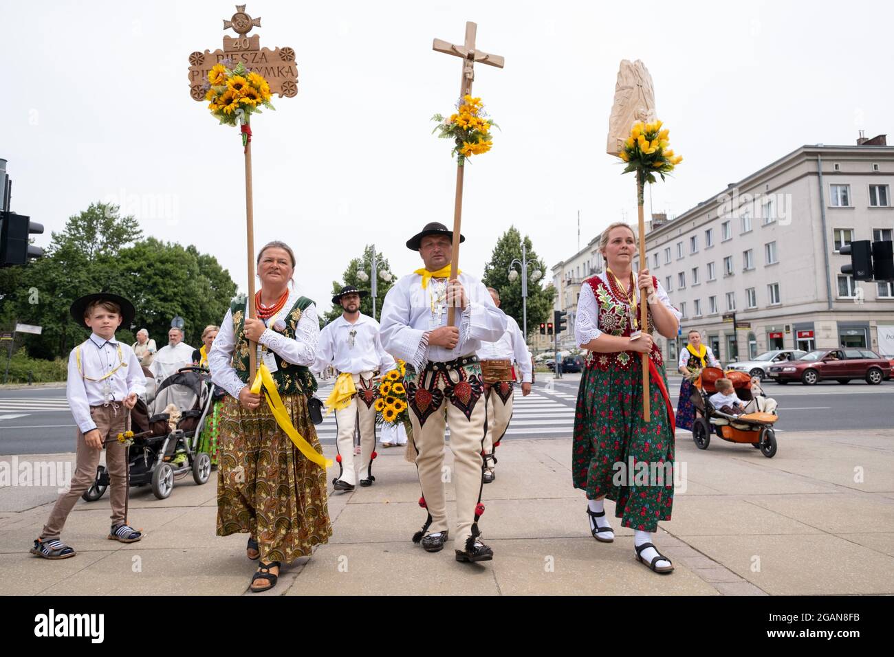 Czestochowa, Polonia. 31st de julio de 2021. Durante la peregrinación, los montañeses vieron caminar con cruces y símbolos religiosos.Cada año en verano, miles de peregrinos llegan al monasterio de Jasna Gora en Czestochowa para rezar ante la imagen de la Virgen Negra. Tradicionalmente, todos los años, los habitantes de las tierras altas también llegan a Jasna Gora. El Monasterio de Jasna Gora es el santuario más grande de Polonia para todos los católicos. Crédito: SOPA Images Limited/Alamy Live News Foto de stock