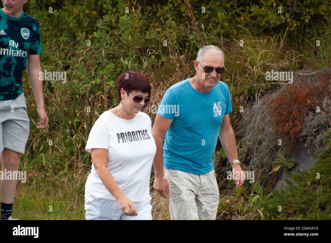 SAT 31 Jul 2021 Adrigole, West Cork Irlanda. Familia y Amigos de la víctima de un accidente trágico Tadgh Murphy realizó una caminata conmemorativa en ayuda de la ambulancia aérea de respuesta rápida de la comunidad irlandesa. Tagdh, de 19 años, murió después de que el coche en el que viajaba entrara en el río en la carretera Glengarriff-Kenmare junto con otro hombre, Michael Bowen (40). 2 Otros hombres sobrevivieron al accidente que ocurrió en las primeras horas del lunes 3 2020 de agosto. La madre de Tadgh, Teresa y su compañero Michael Reidy tomando parte en la caminata. Crédito ED/Alamy Live News Foto de stock