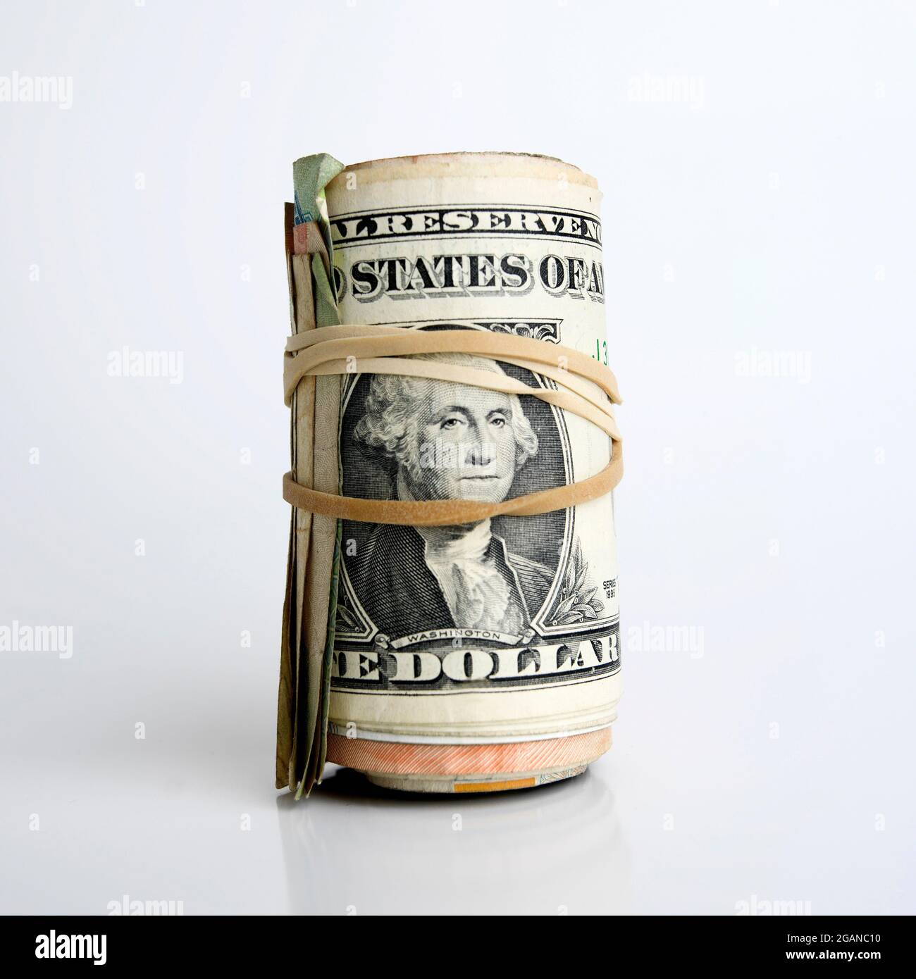 Rollo de billetes en dólares Foto de stock