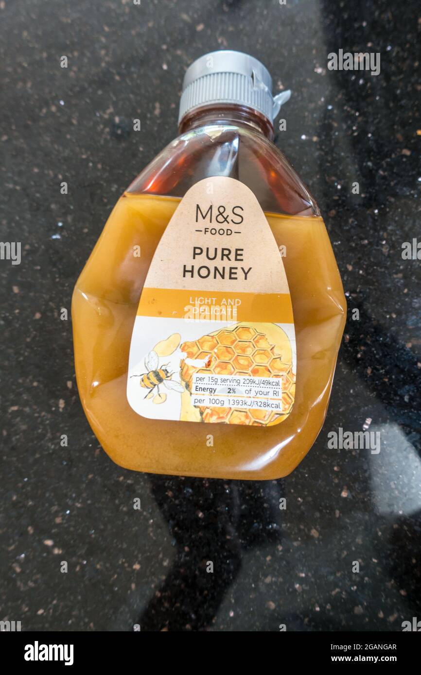 Miel congelada en una botella de plástico Fotografía de stock - Alamy
