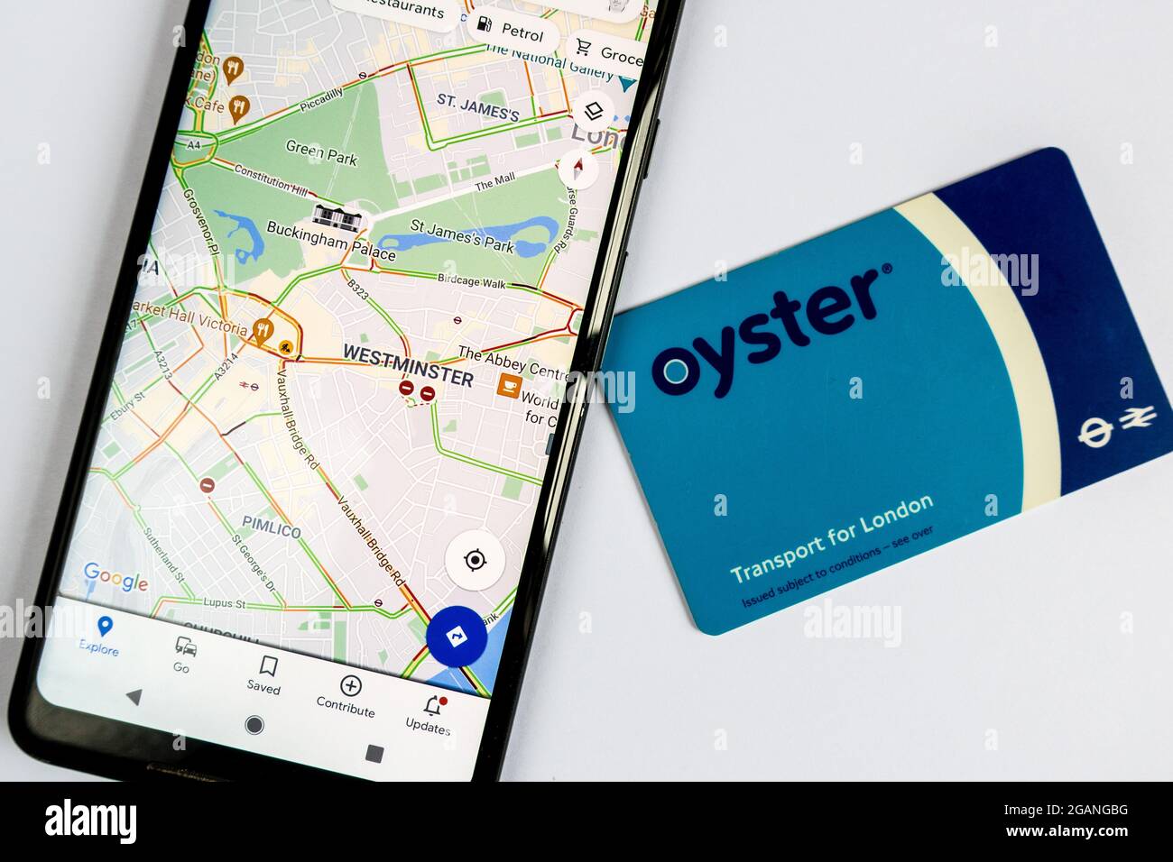 Mapas de Google en smartphone y tarjeta Oyster La tarjeta de viaje Transport for London Foto de stock