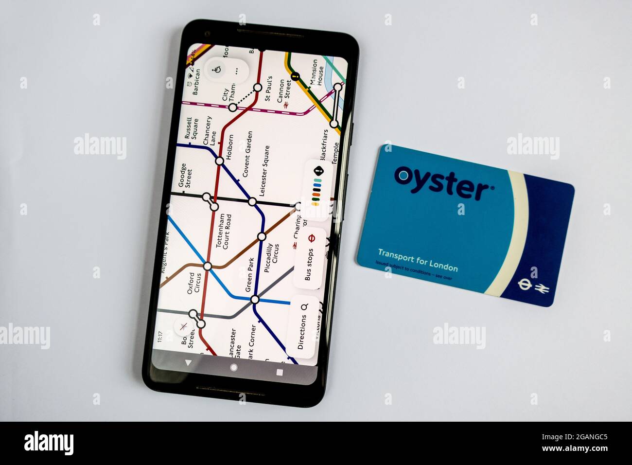 Mapa del metro de Londres y tarjeta de viaje Oyster aisladas sobre fondo blanco Foto de stock