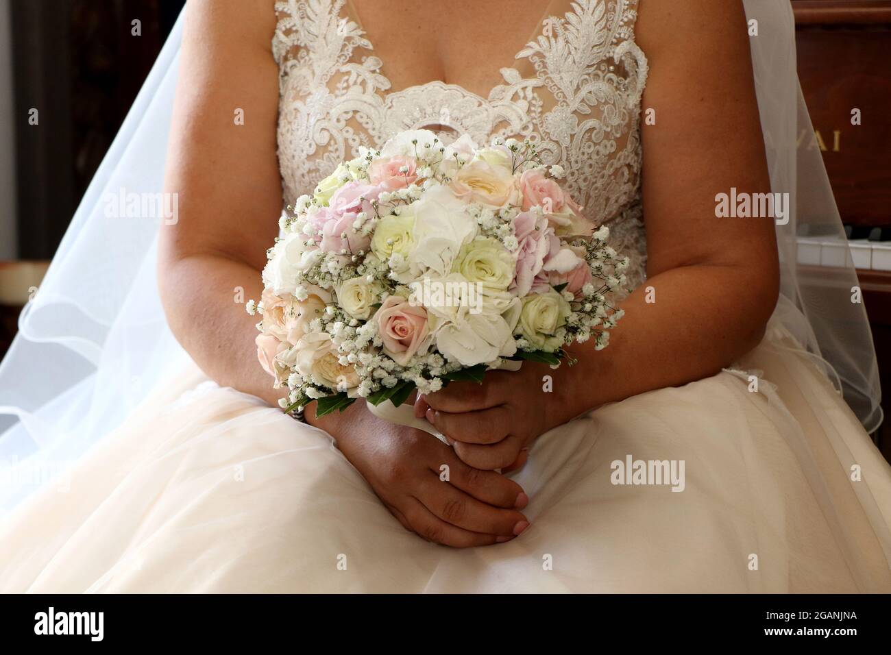 Novia vestido blanco con el ramo en sus manos. Mujer preparada para el matrimonio Foto de stock