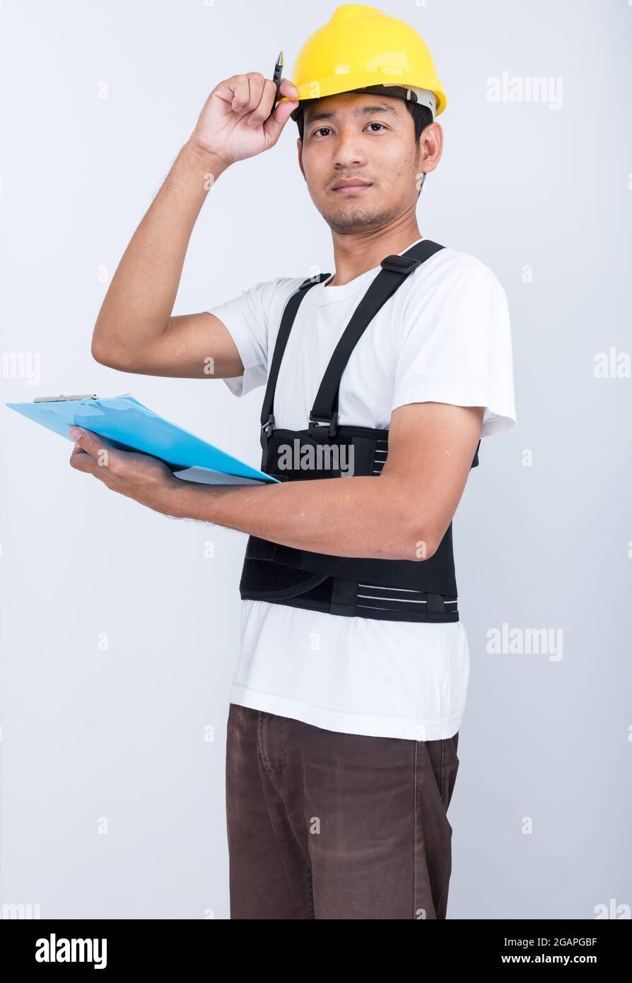 Trabajador Hombre de pie usando el cinturón de apoyo trasero cuerpo  proteger la postura Fotografía de stock - Alamy