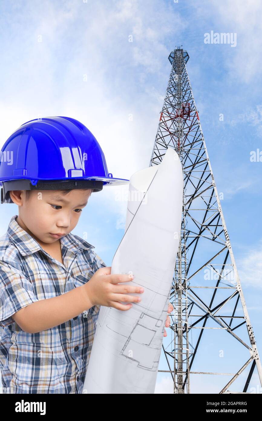 Sueño de la futura carrera del niño, Llttle asian (tailandés) niño con  casco azul y plano, torre de telecomunicaciones en un día de cielo azul  claro Fotografía de stock - Alamy