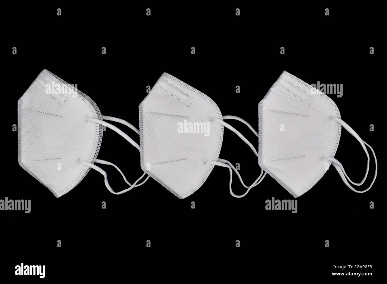 Máscaras KN-95 desechables o nuevas máscaras médicas de color blanco.  Prevención COVID-19. Medidas de seguridad contra la gripe H1N1 y H5N1.  Aislado sobre fondo negro Fotografía de stock - Alamy