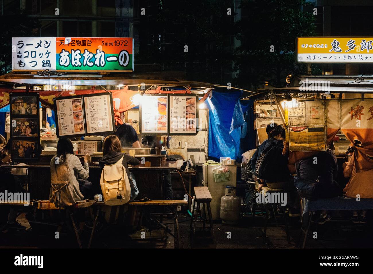 Fukuoka, Japón - Yatai, un pequeño puesto de comida móvil en Japón que  suele vender ramen u otros alimentos. El puesto se estableció por la noche  en pasarelas peatonales Fotografía de stock -