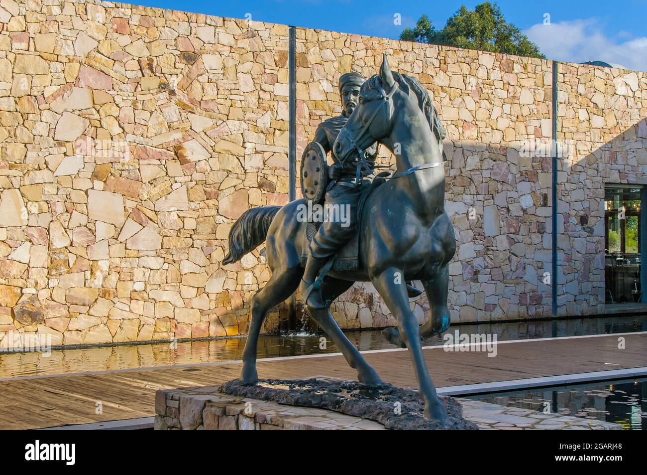 Impresionante estatua de bronce de tamaño natural del caballero saracén, Saladin y su caballo en la bodega Saracen, Wilyabrip, Margaret River, Australia Occidental. Foto de stock