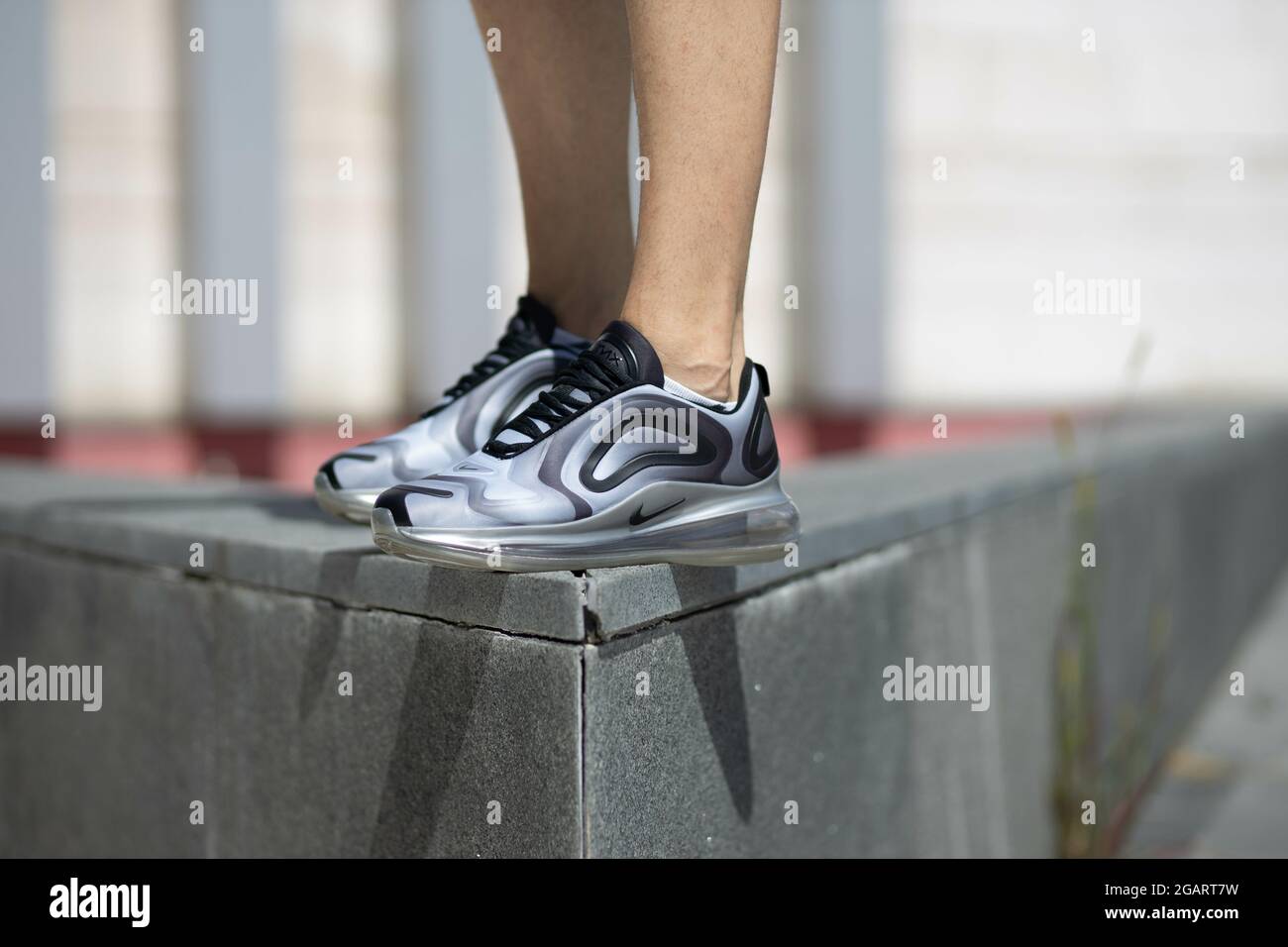 paraguas Salida hacia Instantáneamente DISTRITO DE BRCKO, BOSNIA Y HERZEGOVINA - 17 de junio de 2020: Un primer  plano de las piernas masculinas con sneakers Nike Air Max 720 grises sobre  pavimento gris Fotografía de stock - Alamy