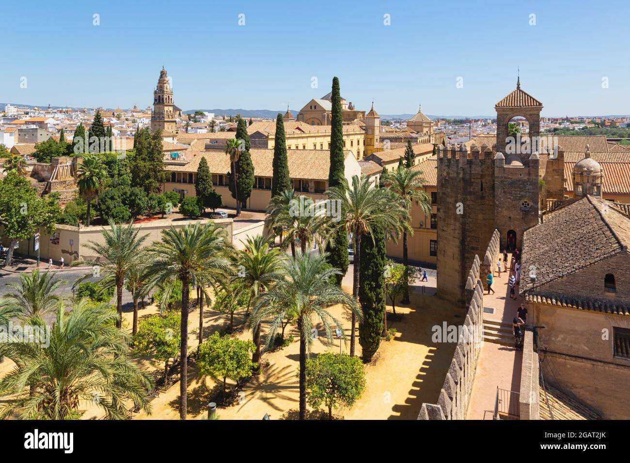 Vista del casco antiguo desde las murallas del Alcázar de los Reyes Cristianos, Córdoba, provincia de Córdoba, Andalucía, España. El Centro Histórico de Co Foto de stock