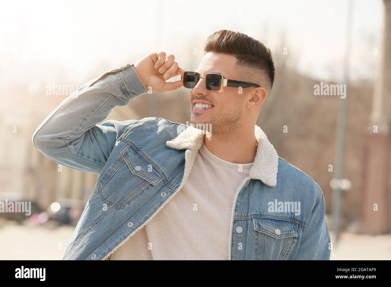 Hombre joven con gafas de sol elegantes al aire libre Fotografía de stock -  Alamy