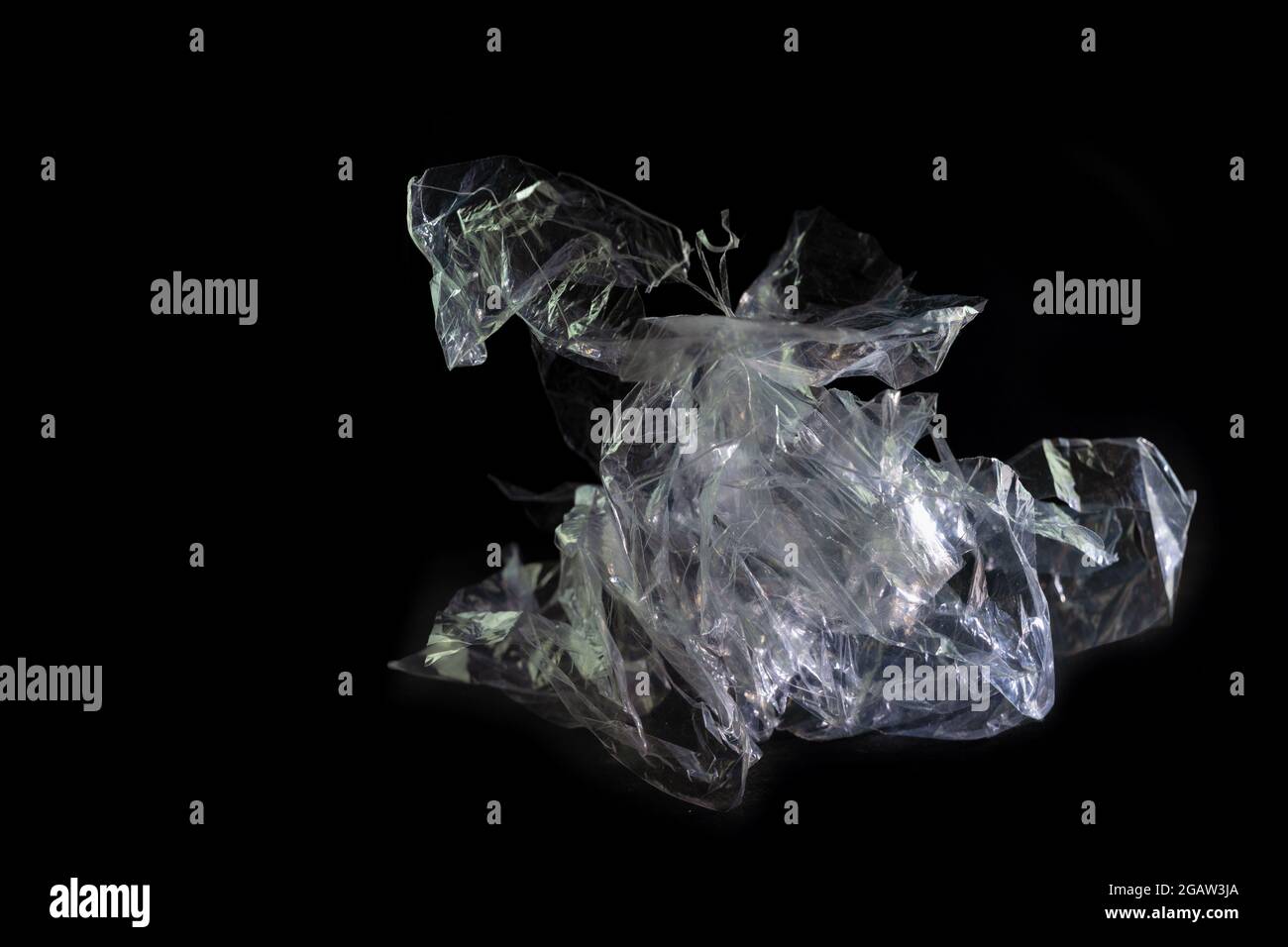 lámina de plástico de una bolsa desechable que se muestra como una escultura de caballo sobre un fondo negro, el embalaje de residuos de abundancia y la sociedad deshuesada, consum Foto de stock
