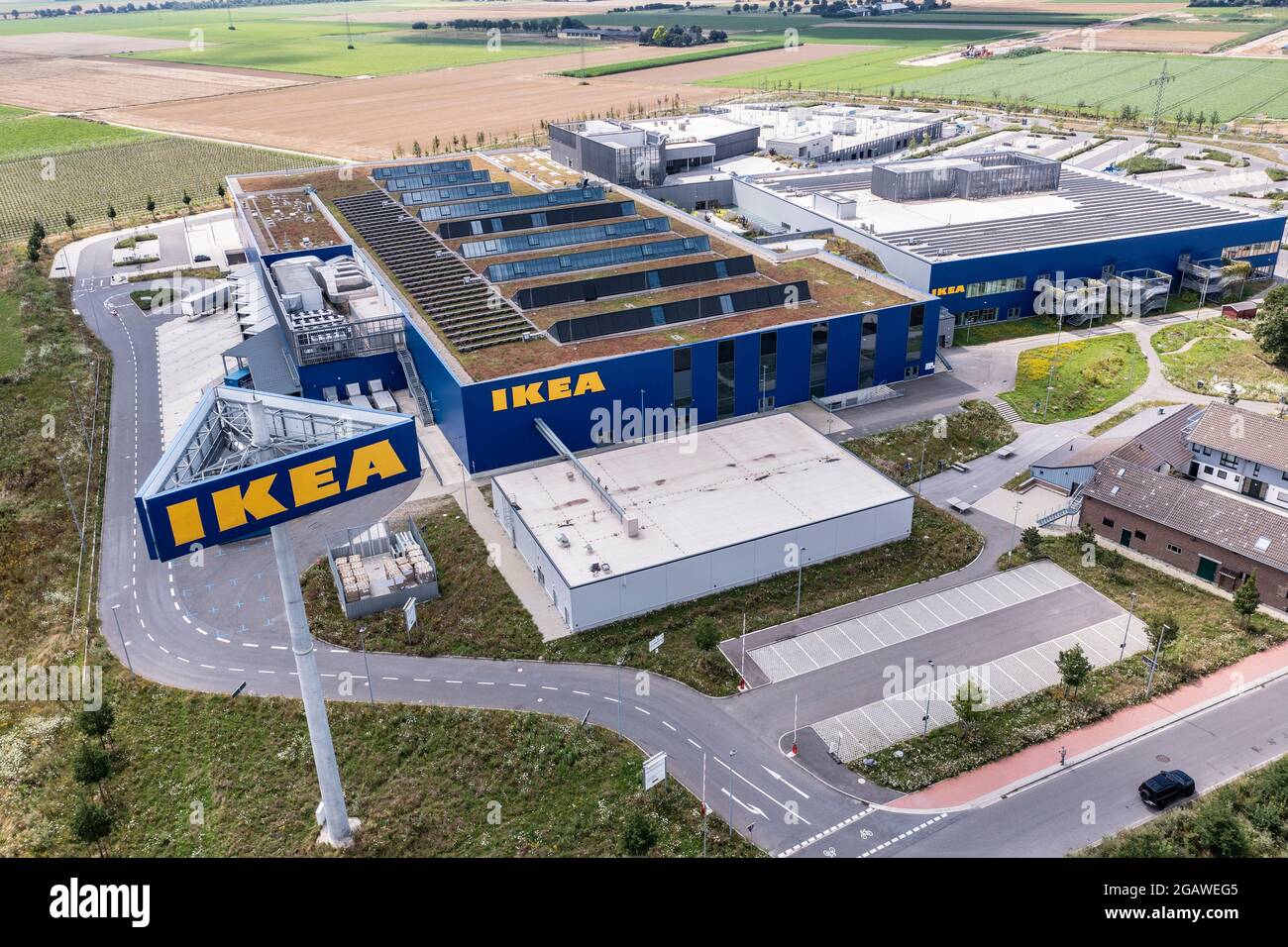 Luftaufnahme des Möbelhauses IKEA en Kaarst bei Düsseldorf. Der Bau gehört zu den größten Ikea-Einrichtungshäusern en Alemania. Foto de stock