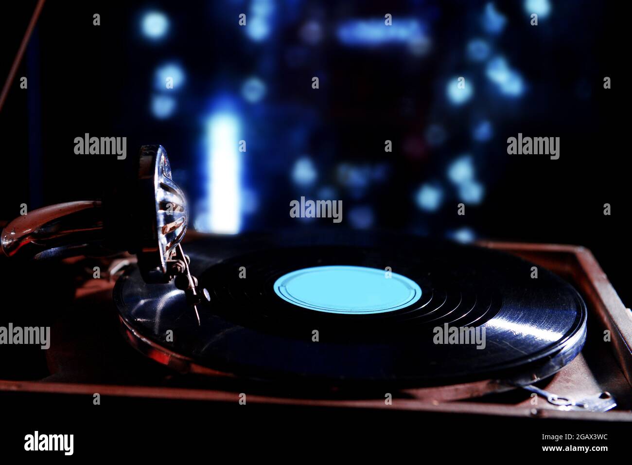 Plato giratorio con disco de vinilo sobre fondo oscuro y difuminado  Fotografía de stock - Alamy