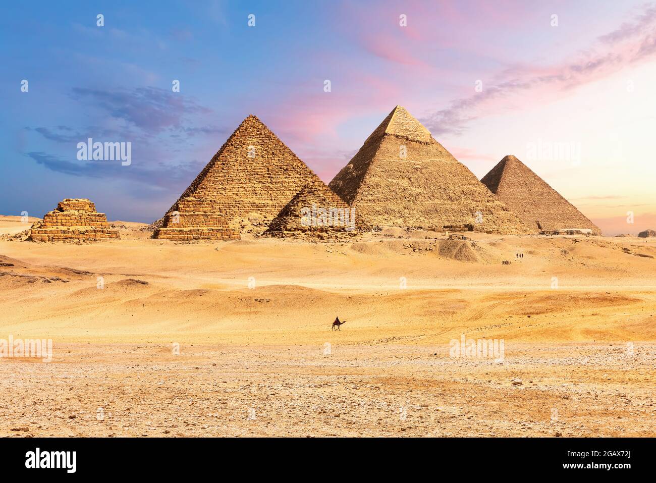 Famosas Grandes Pirámides de Egipto, Giza, distrito de El Cairo. Foto de stock