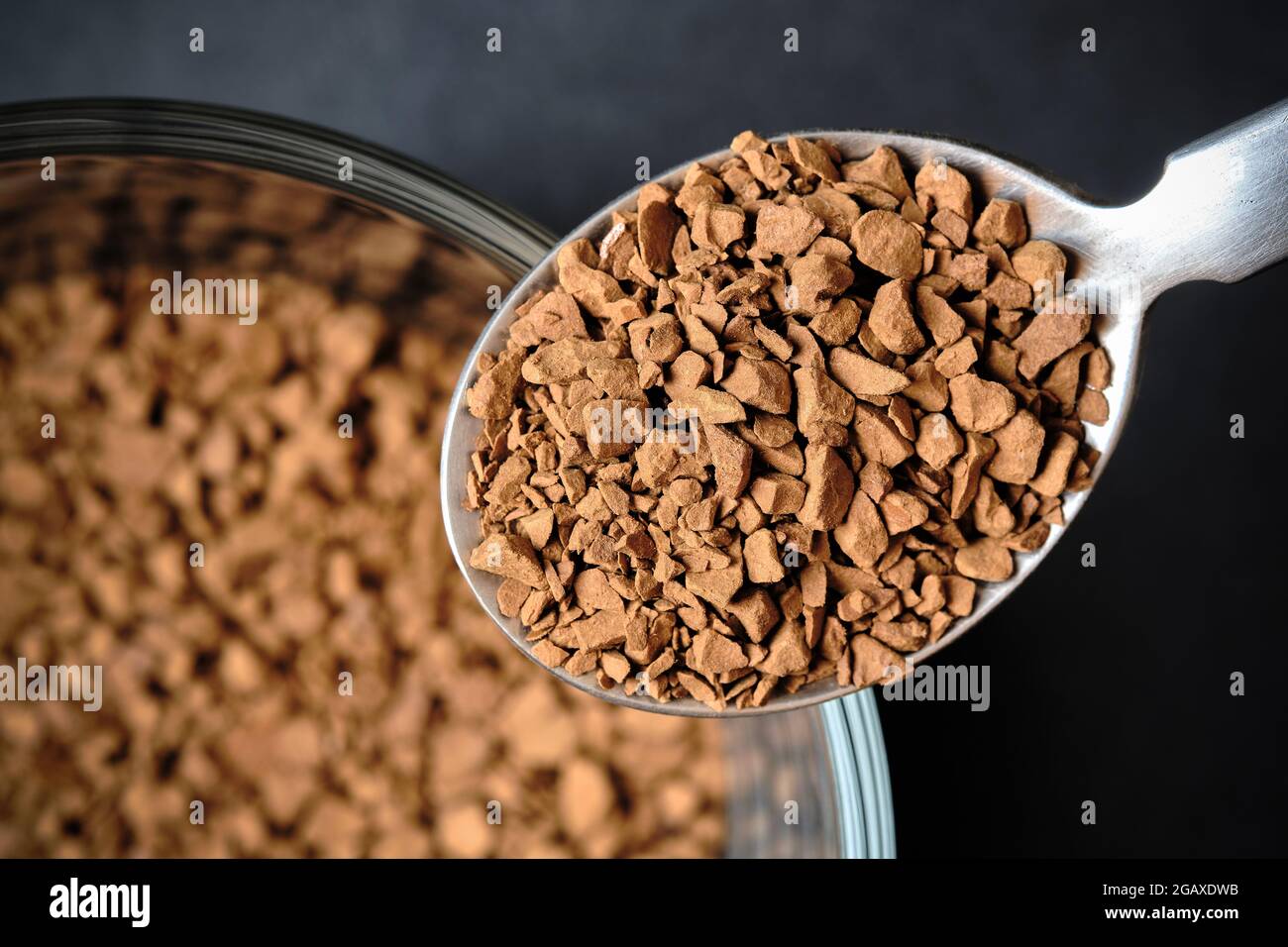 Primer plano de Freeze Dried Instant Coffee en una cuchara de té con