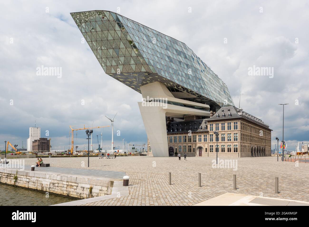 Port House en el Puerto de Amberes, Bélgica. El edificio gubernamental fue diseñado por el arquitecto iraquí-británico Zaha Hadid y se inauguró en 2016 Foto de stock