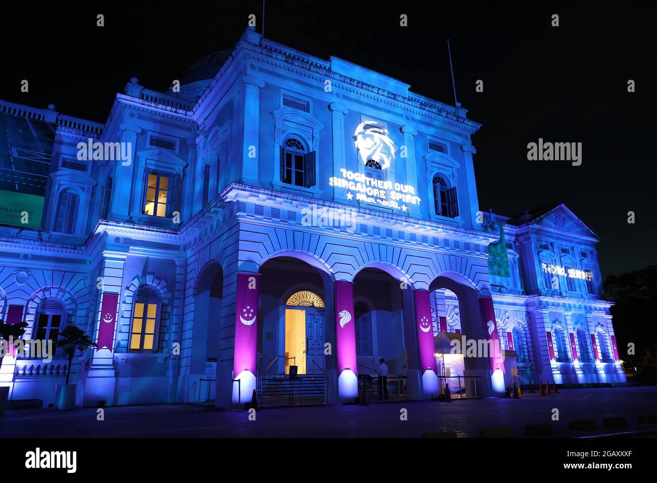 El Museo Nacional de Singapur está iluminado en la fachada exterior con  proyectores de iluminación en Singapur. Siete edificios culturales e  históricos en el recinto Bras Basah-Bugis se iluminarán en los colores