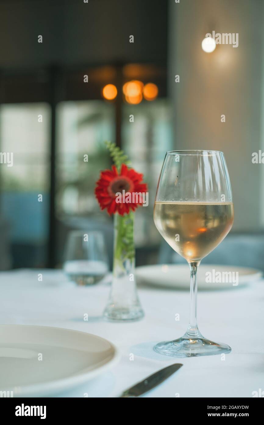 una copa de vino en una cena romántica en el restaurante Foto de stock