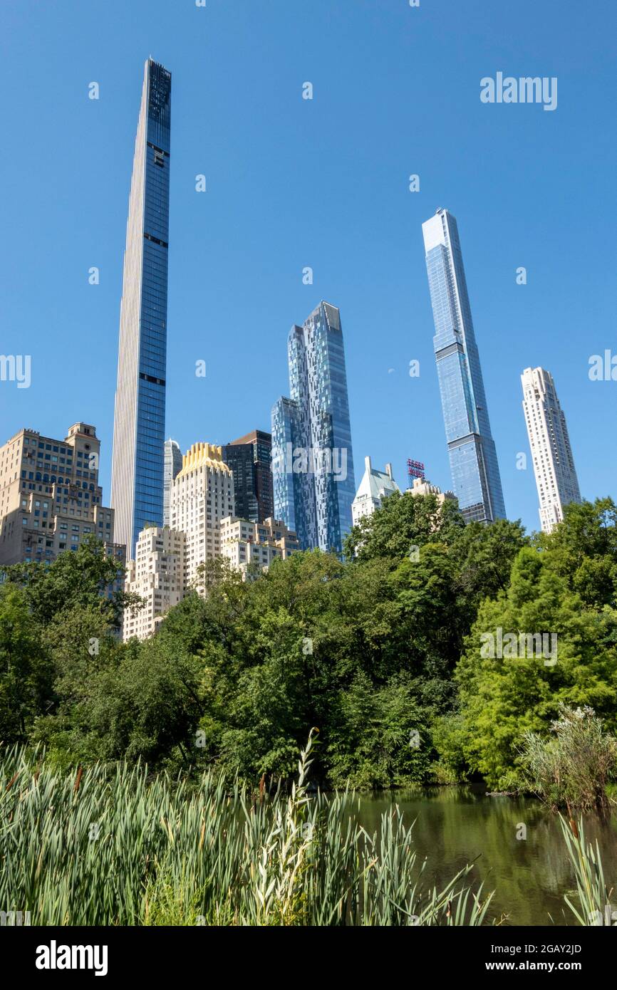 Midtown Skyline con apartamentos superaltos vistos desde Central Park, Nueva York, Estados Unidos Foto de stock