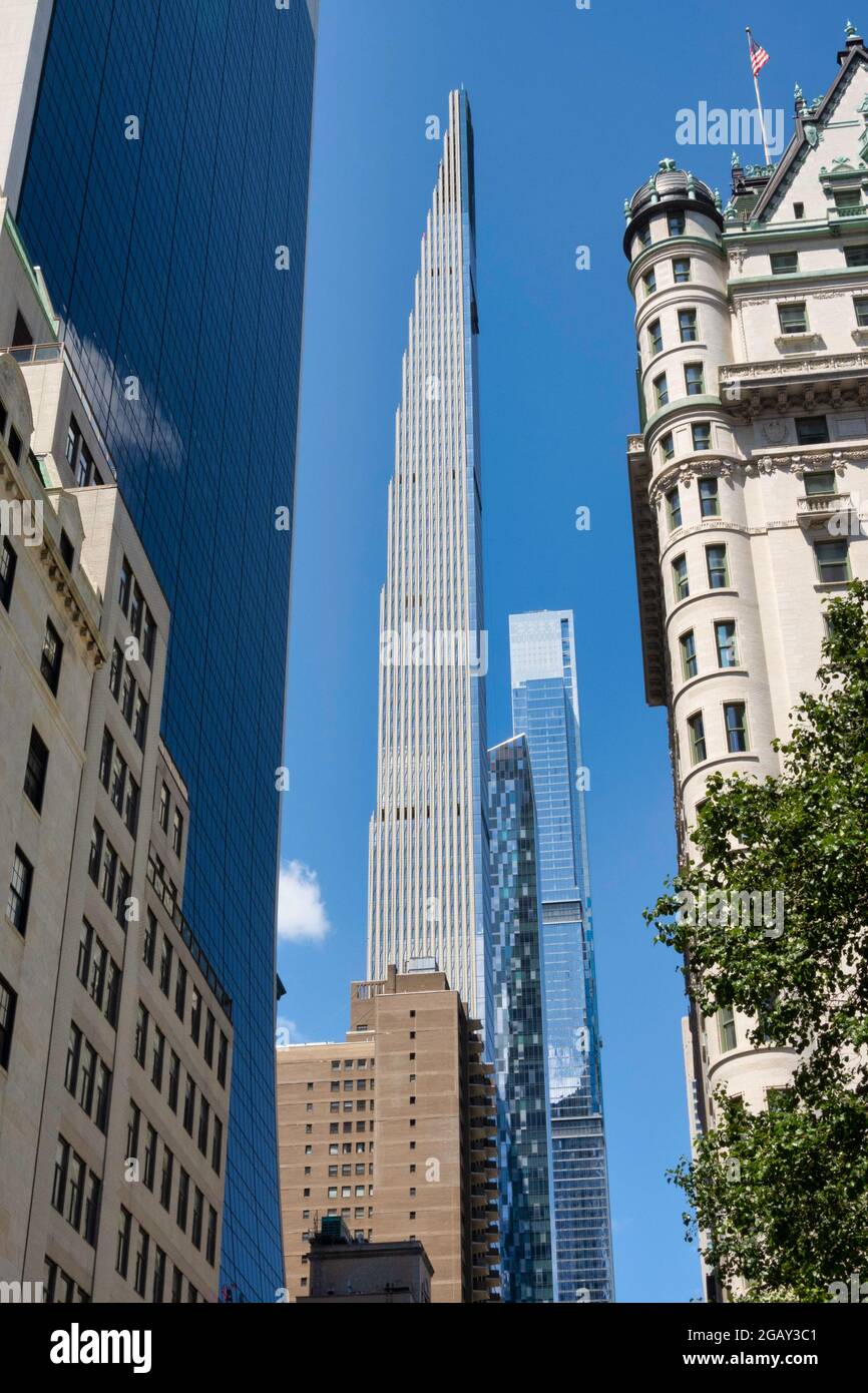 Steinway Tower vista desde la Quinta Avenida en 58th Street, NYC, USA Foto de stock