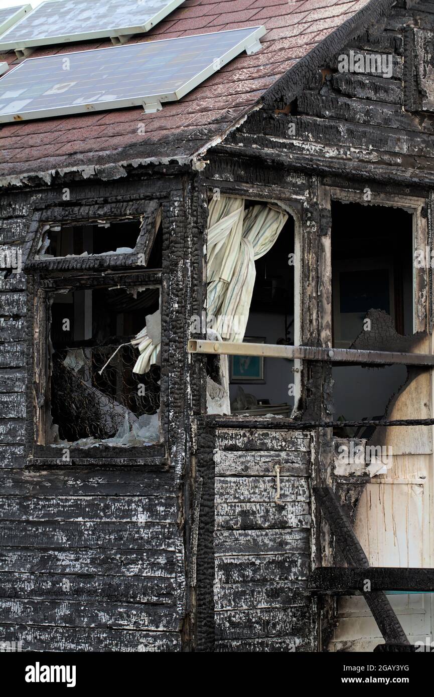 Burnt down hut fotografías e imágenes de alta resolución - Alamy