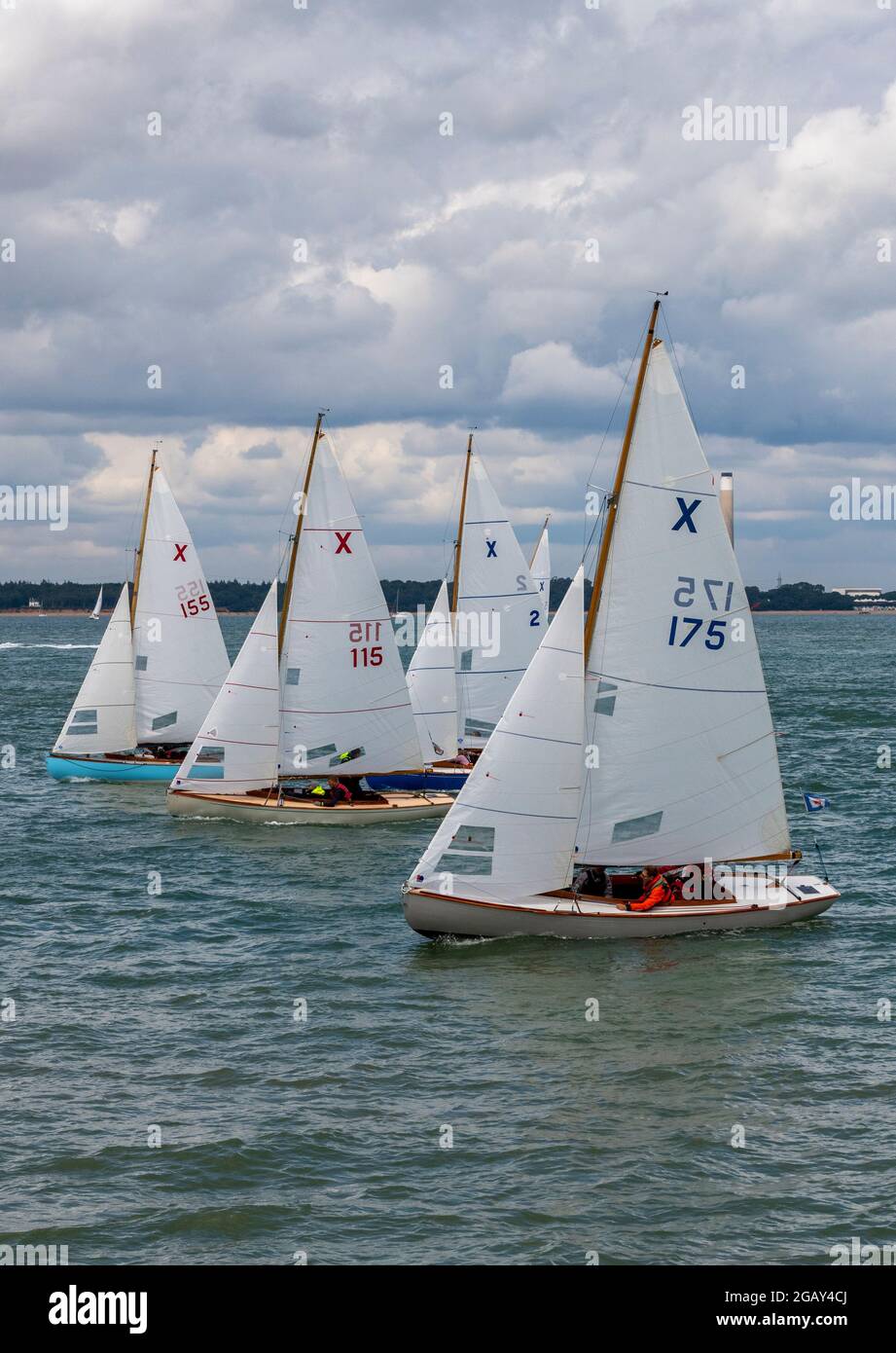 pequeños yates y regatas de botes durante la semana anual de cowes  navegando y regata de vela en la isla de wight, reino unido Fotografía de  stock - Alamy