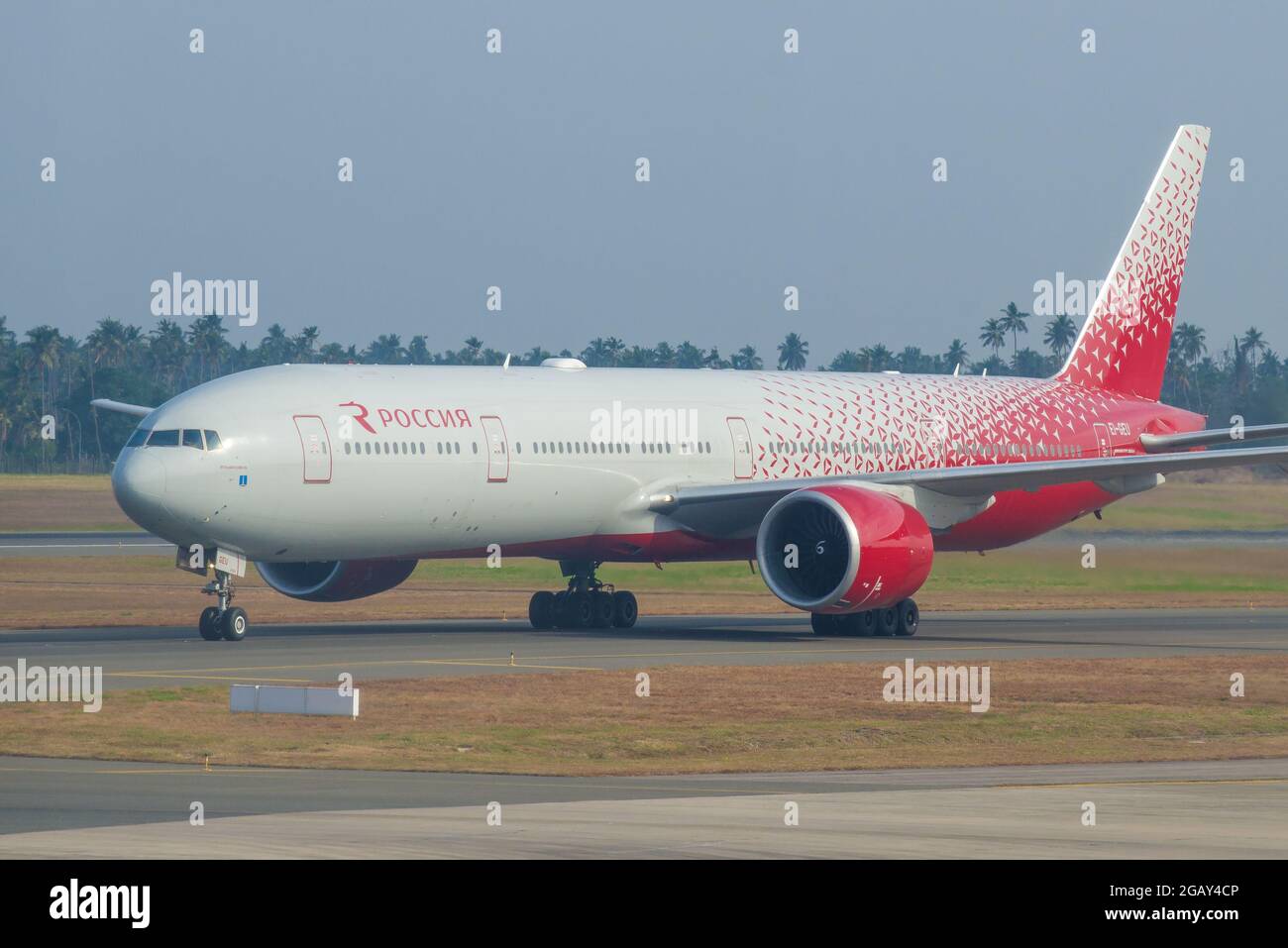 SRI LANKA, COLOMBO - 24 DE FEBRERO de 2020: Avión BOEING 777-300 'Ulyanovsk' (EI-GEU) de Rossiya - Aerolíneas Rusas en la pista de Bandaranaike Inter Foto de stock