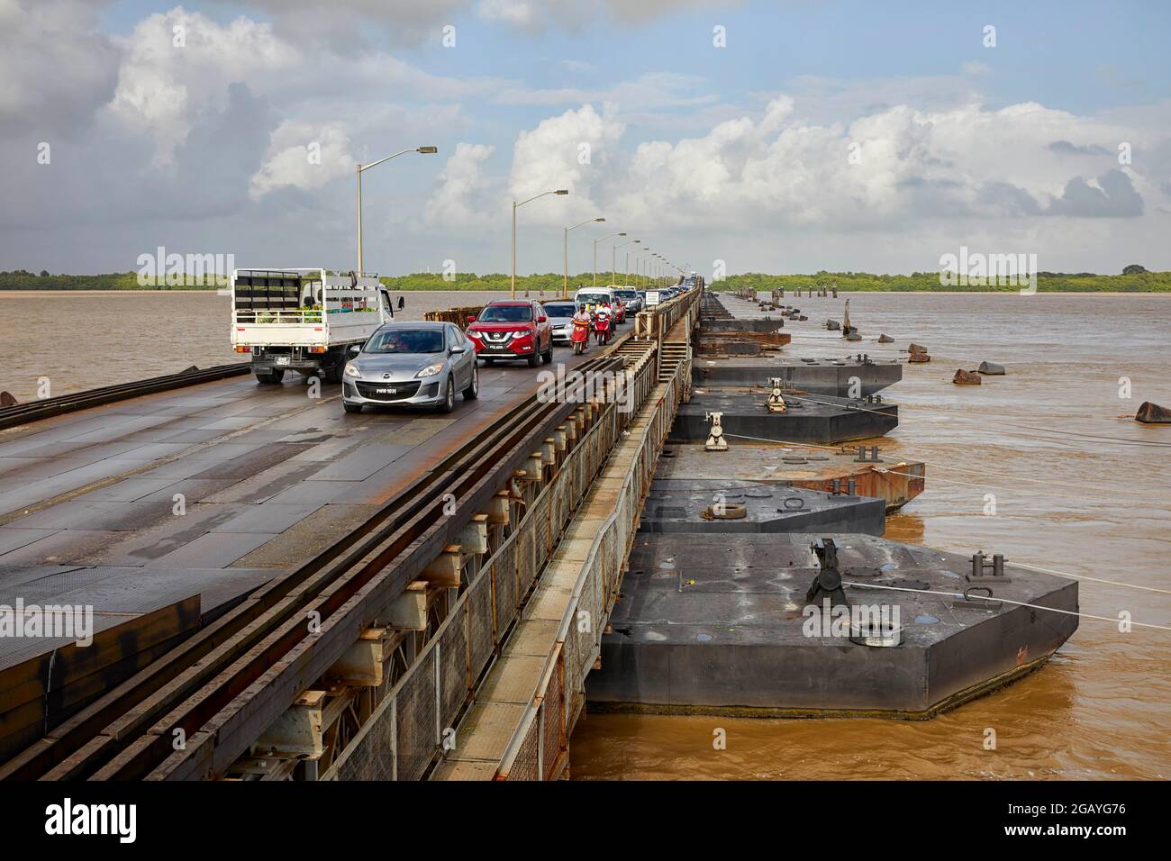 Puente del Puerto de Demerara, puente pontón en Georgetown Guyana Sudamérica Foto de stock