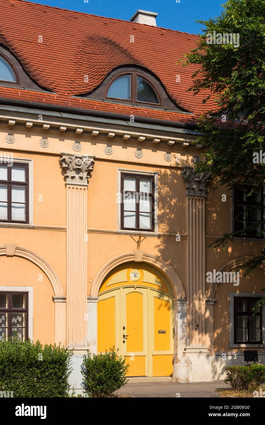 Antigua casa construida en 1815 en estilo clasicista, Sopron, Hungría Foto de stock