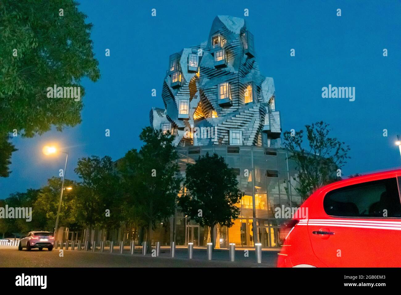 Arles, Francia, Arquitectura Moderna, la torre de Frank Gehry para el