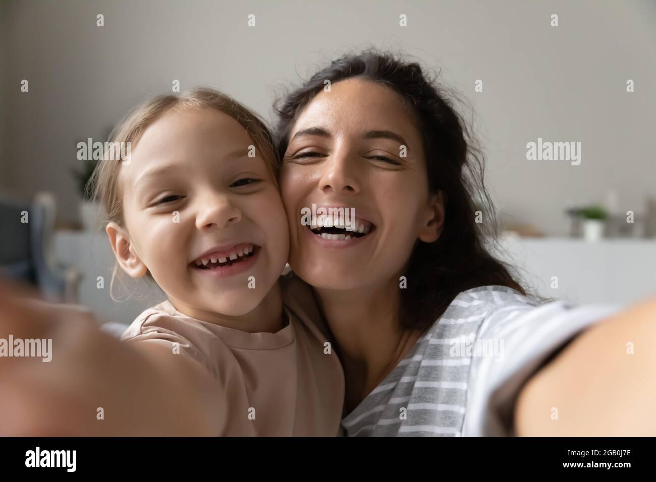 Selfie de mamá joven feliz y pequeña hija dulce Foto de stock