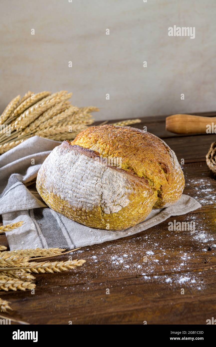 Pan cúrcuma crujiente casero, sobre una encimera de cocina. Foto de stock