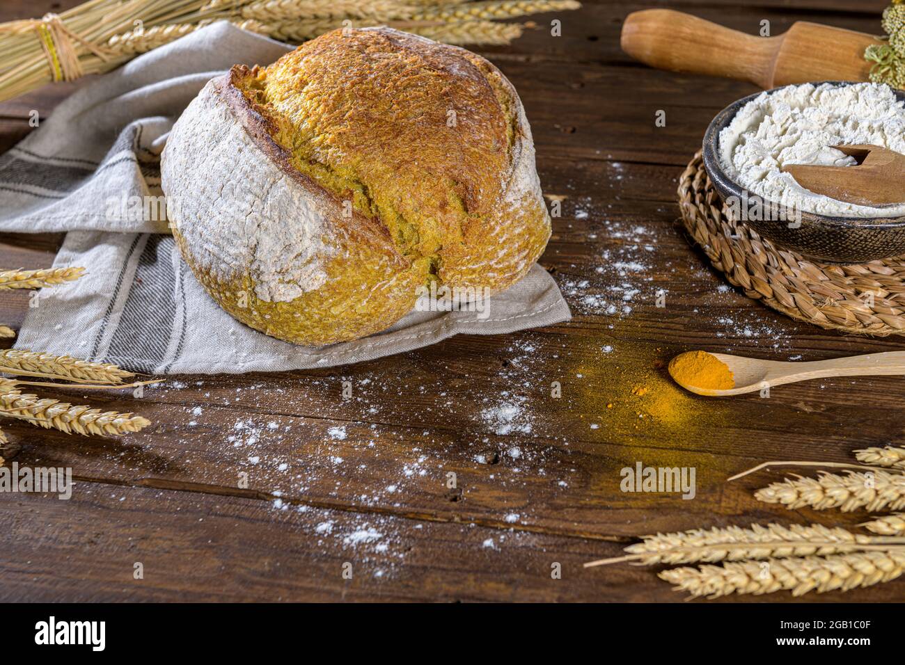 Pan cúrcuma crujiente casero, sobre una encimera de cocina. Foto de stock