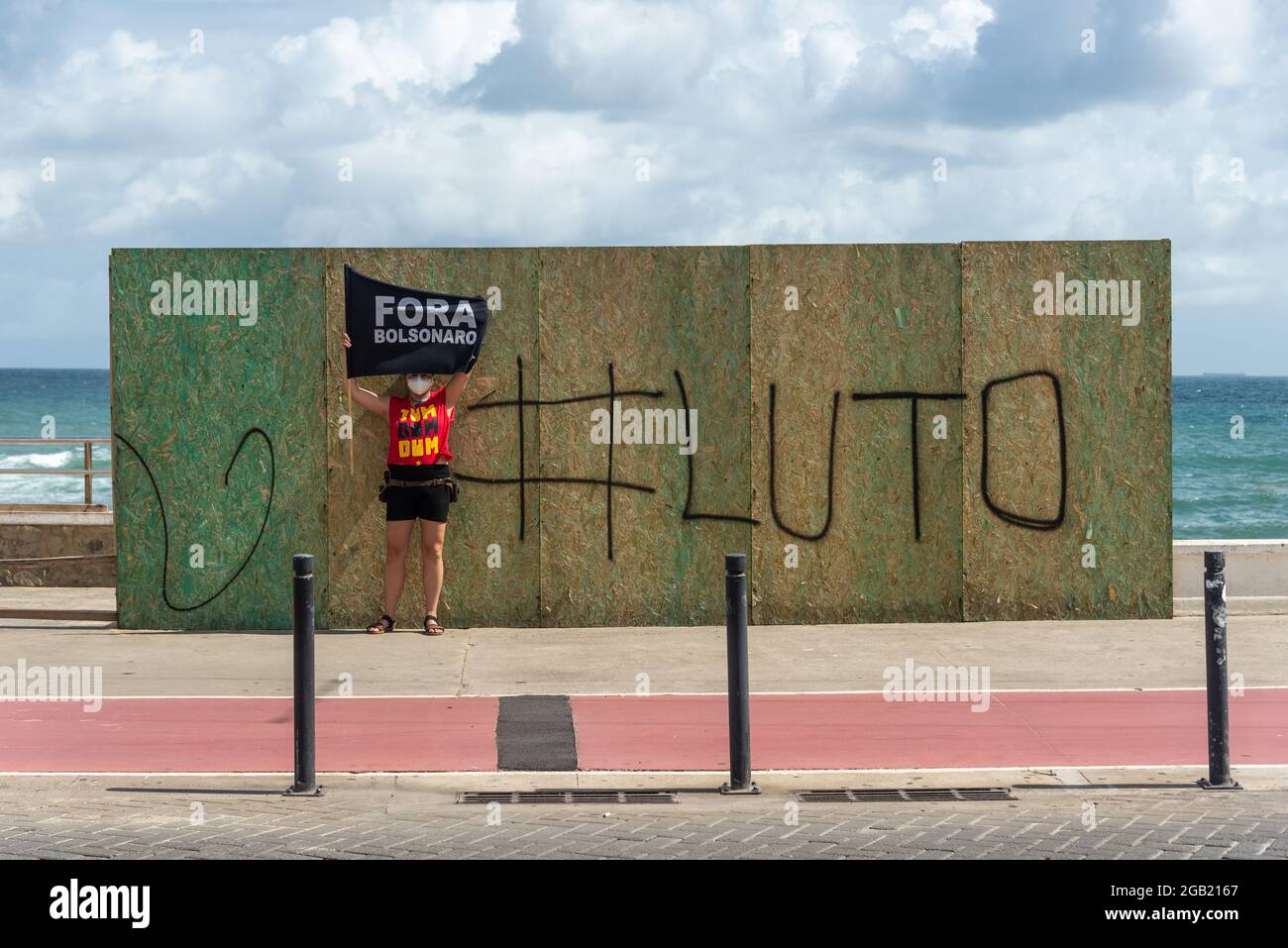 Salvador, Bahia, Brasil - 01 de mayo de 2021: Militante del partido político protestando en la calle por la salida del presidente de la república, Jair bol Foto de stock