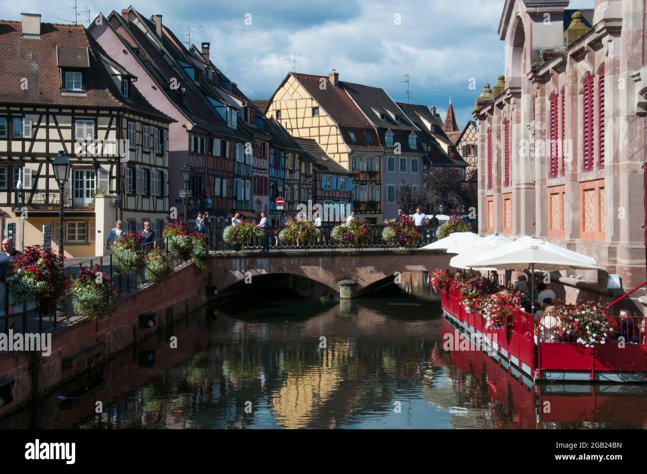 Streetscape en Colmar, Alsacia, al este de Francia Foto de stock