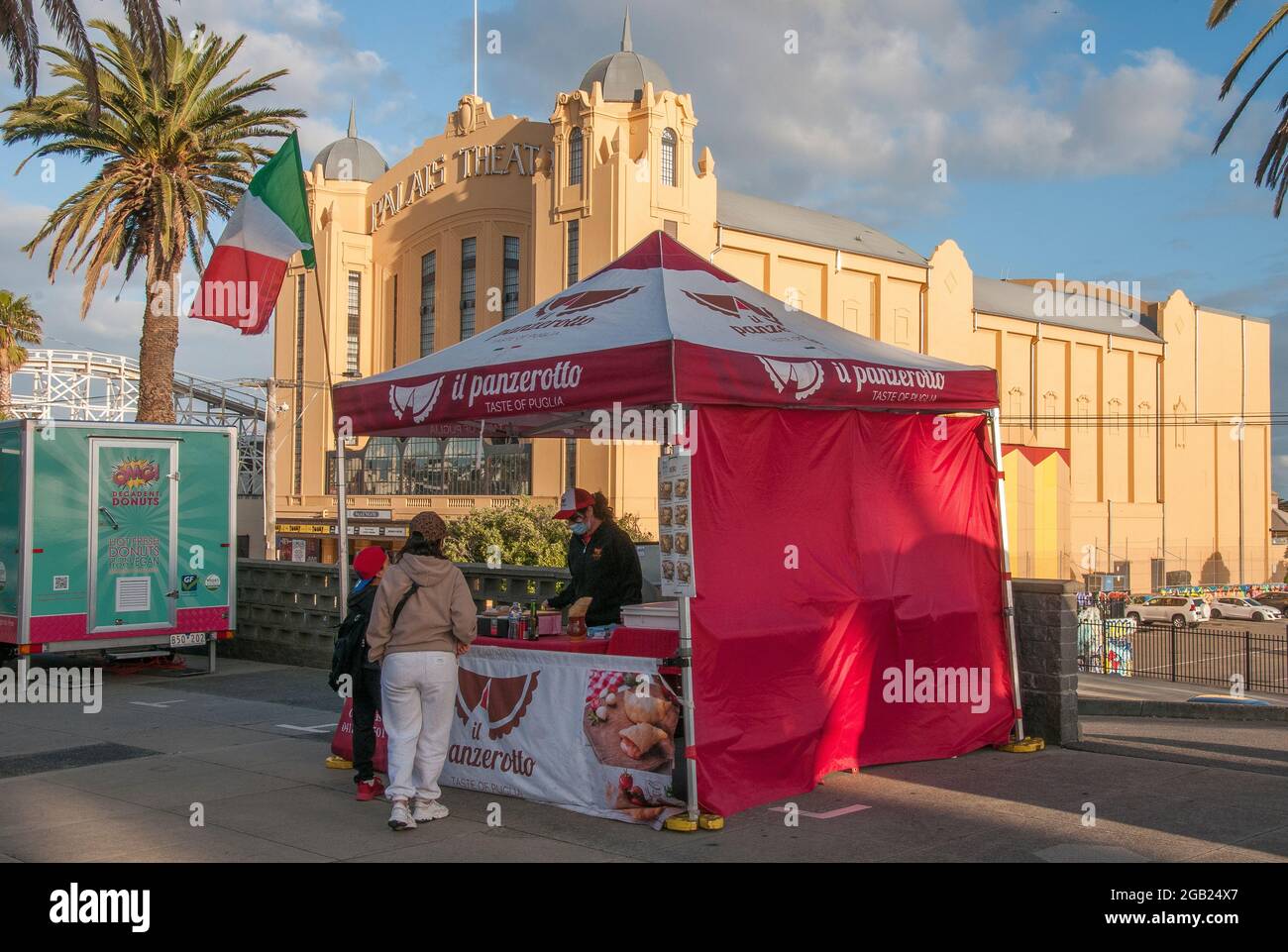 Cierre del día en el mercado dominical en Upper Esplanade, sobre el recientemente restaurado Palais Theatre, St Kilda, Victoria, Australia Foto de stock