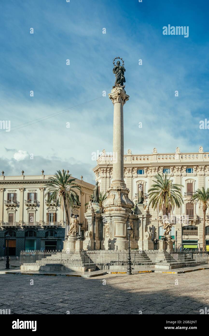 Colonna dell'Immacolata en Piazza San Domenico en Palermo, Sicilia Foto de stock
