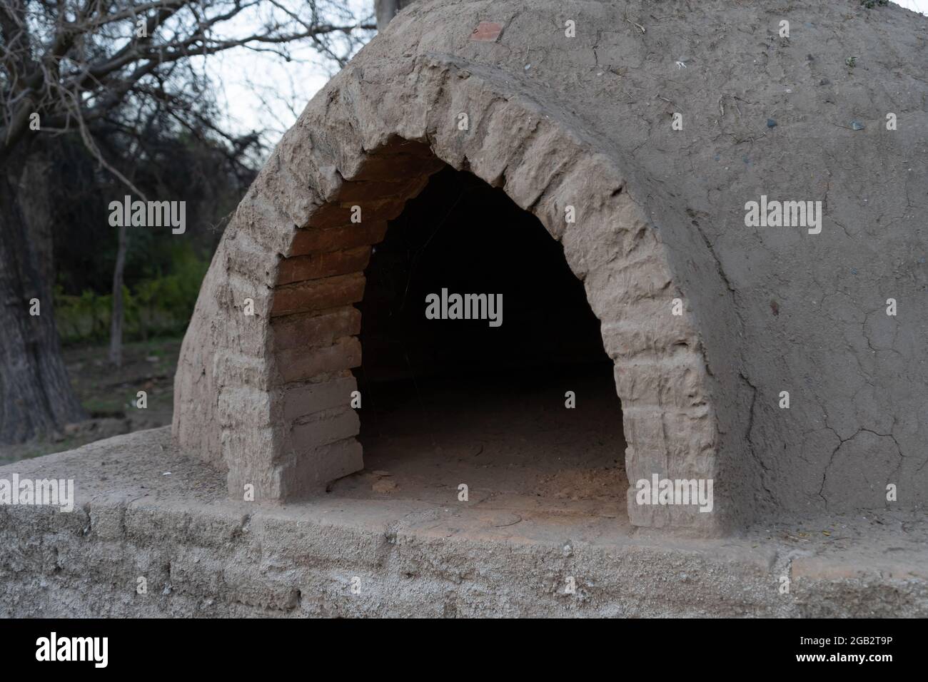 horno de campo hecho con ladrillos y arcilla utilizado para cocinar pan,  pizza, carnes, etc Fotografía de stock - Alamy
