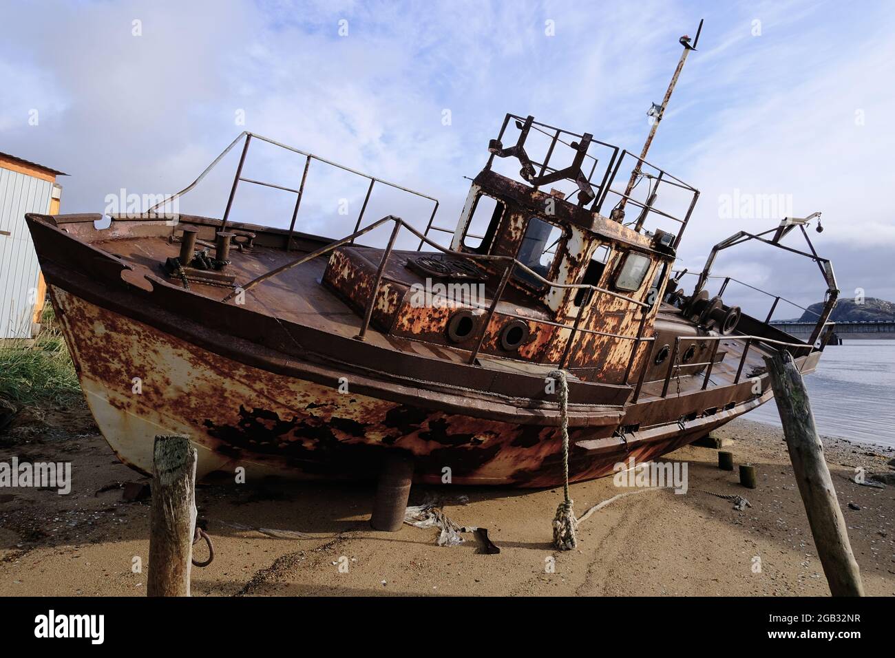 Un barco oxidado a orillas del Mar Blanco. El barco está varado. Norte. Foto de stock