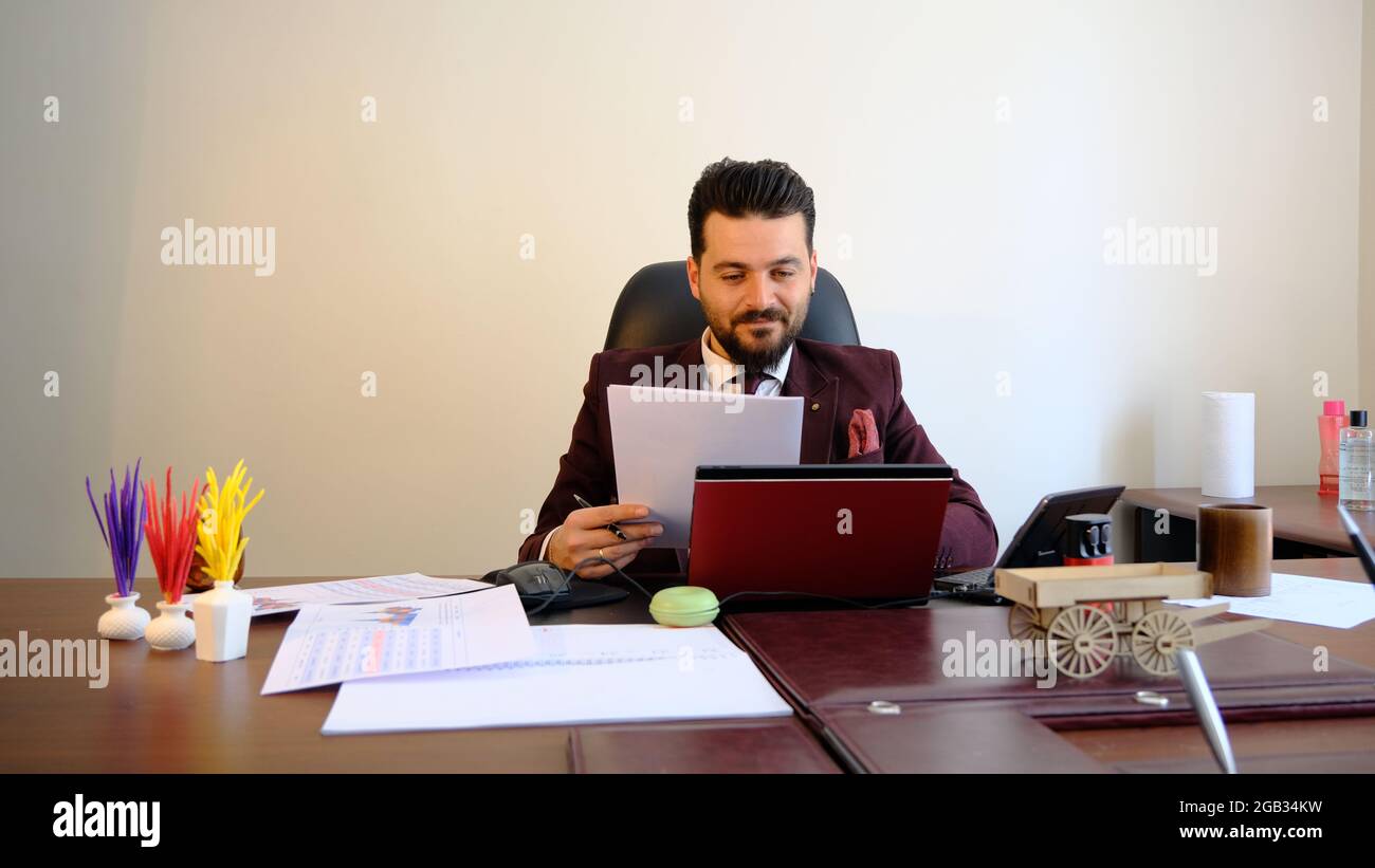 el hombre de negocios trabaja con un ordenador en el escritorio de la oficina. Foto de stock